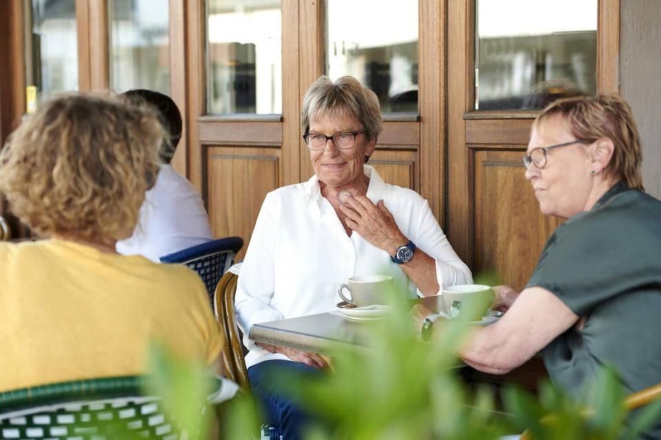 hanne-jonna-outside-together-39